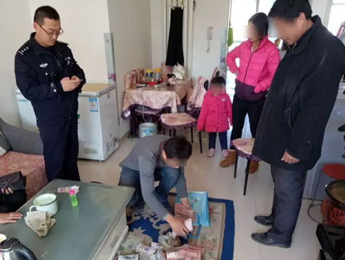 17萬當(dāng)垃圾丟掉：驚慌失措！全家上陣翻找垃圾桶