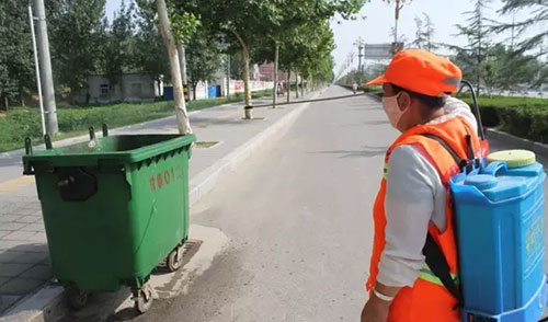 致敬環衛工人，細心消除垃圾桶邊的蚊蠅